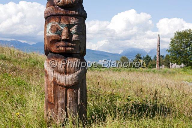 canada colombie britannique 17.JPG - Totem à l'extérieur du Musée d'Anthropologie, Vancouver, Colombie-Britannique, Canada